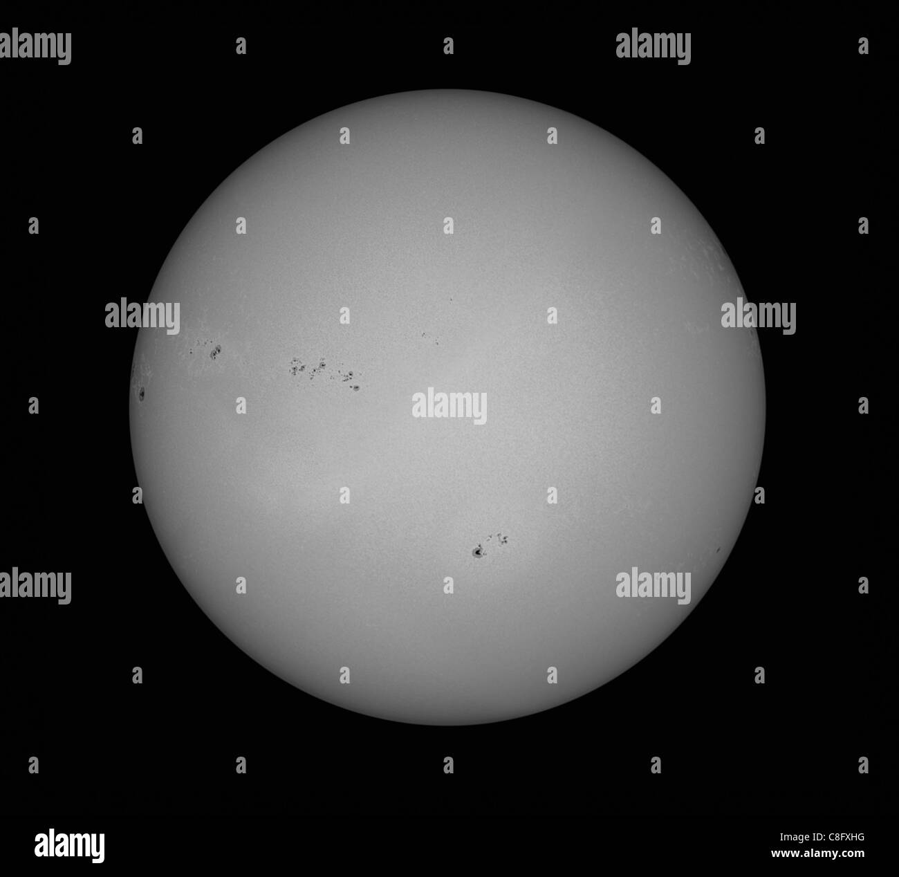 Die Sonne fotografiert in weißem Licht zeigt zahlreiche Sonnenflecken auf der Oberfläche Stockfoto