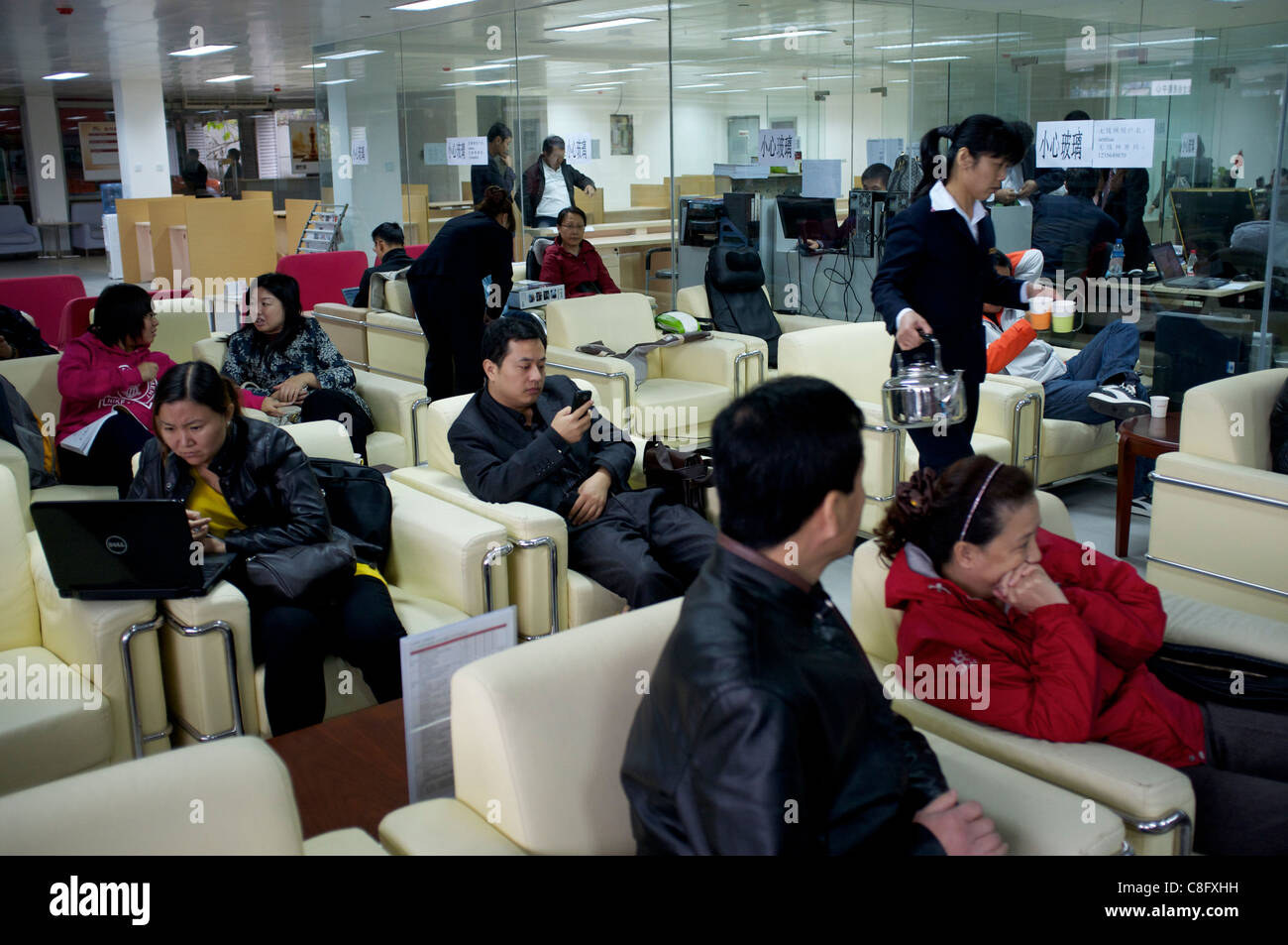 Private Autobesitzer ruhen auf einem 4 s-Autohaus in Peking, China. 22. Oktober 2011 Stockfoto