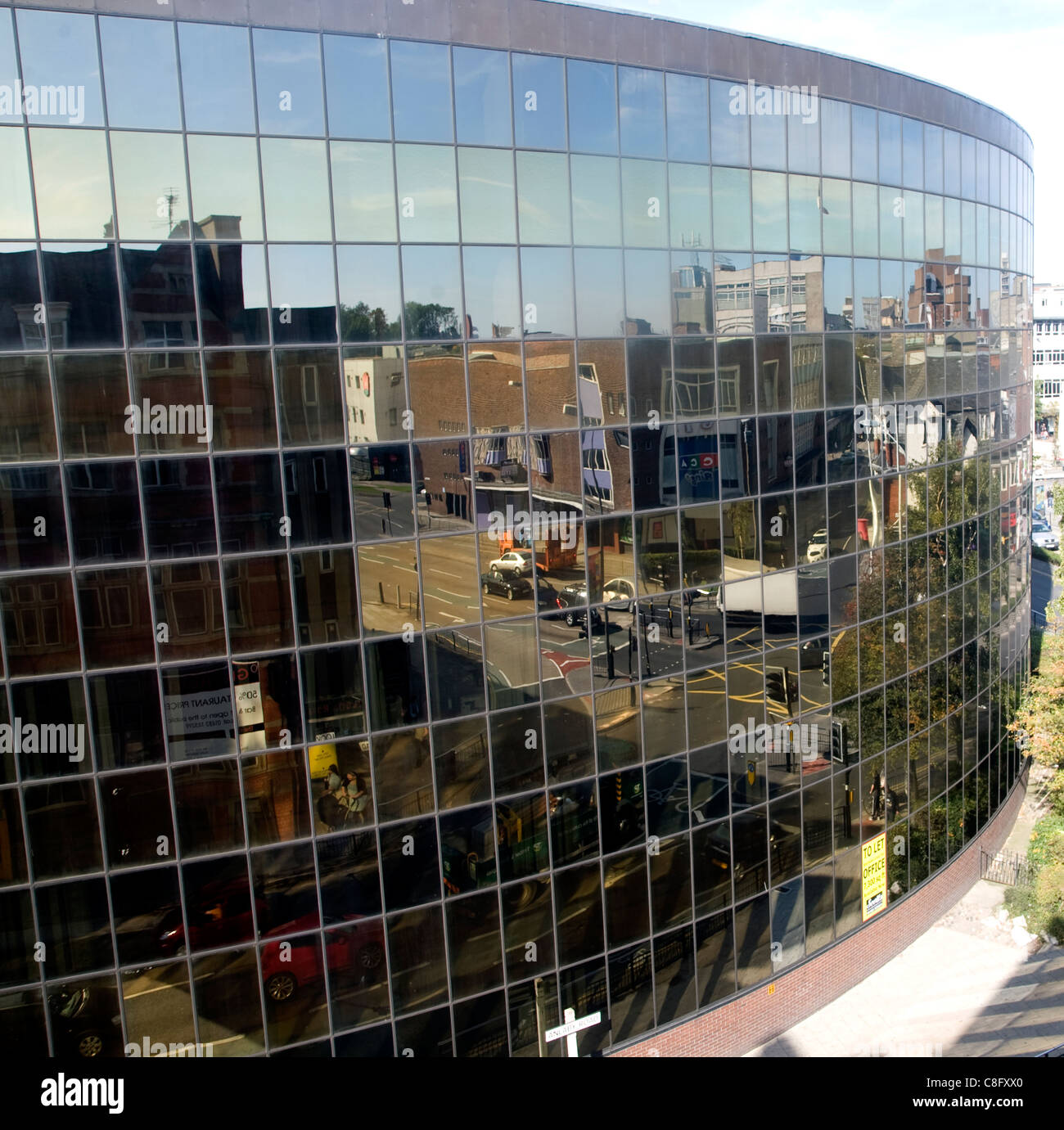 Reflexionen von modernen Glas-Gebäude, Hull, Yorkshire, England am Anlaby Road und Paragon Street Ecke. Stockfoto