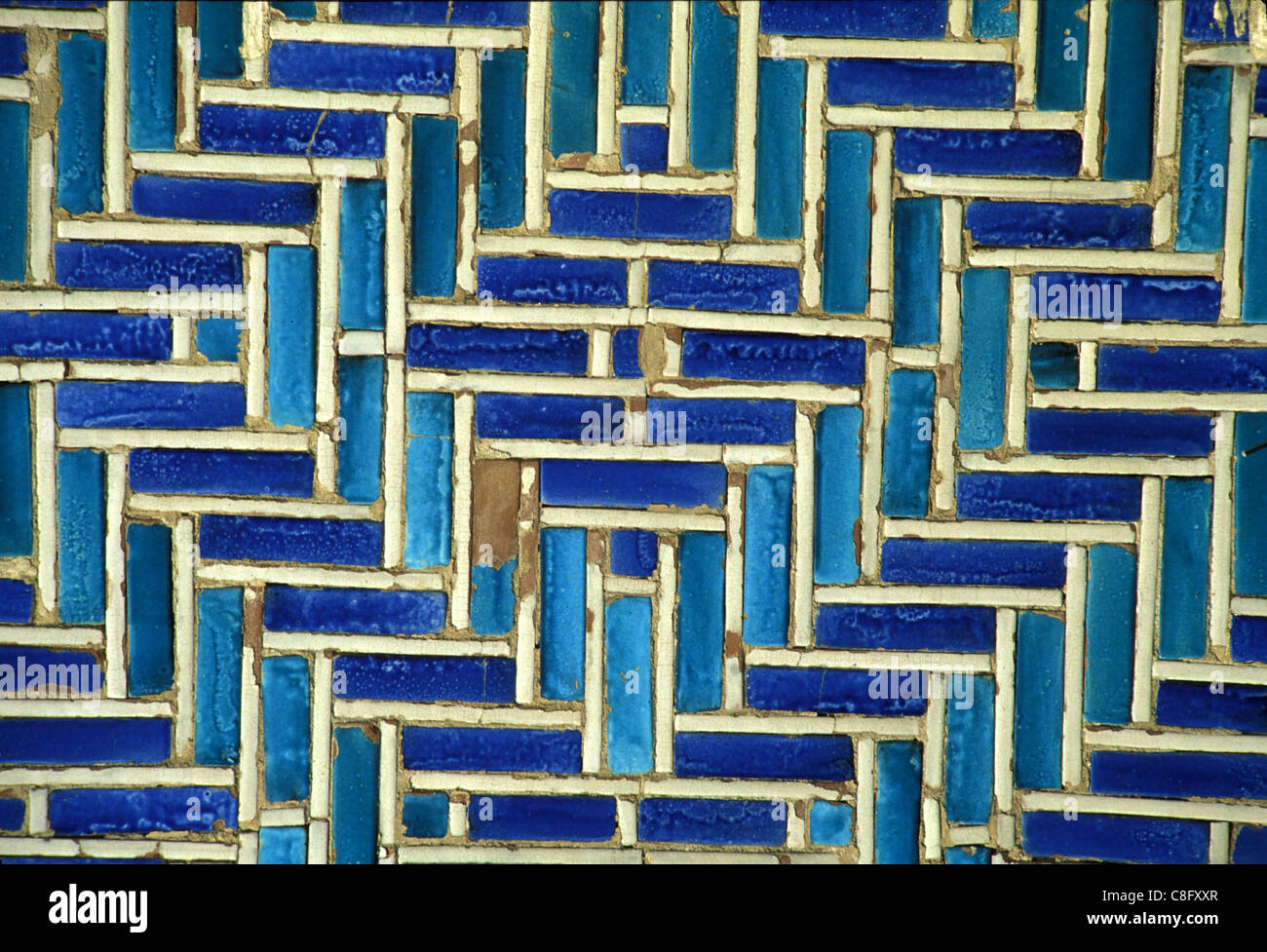 Blaue und türkisfarbene Fliesen aus einer Kalhora-Moschee aus dem 17. Jahrhundert in Sindh, Pakistan Stockfoto