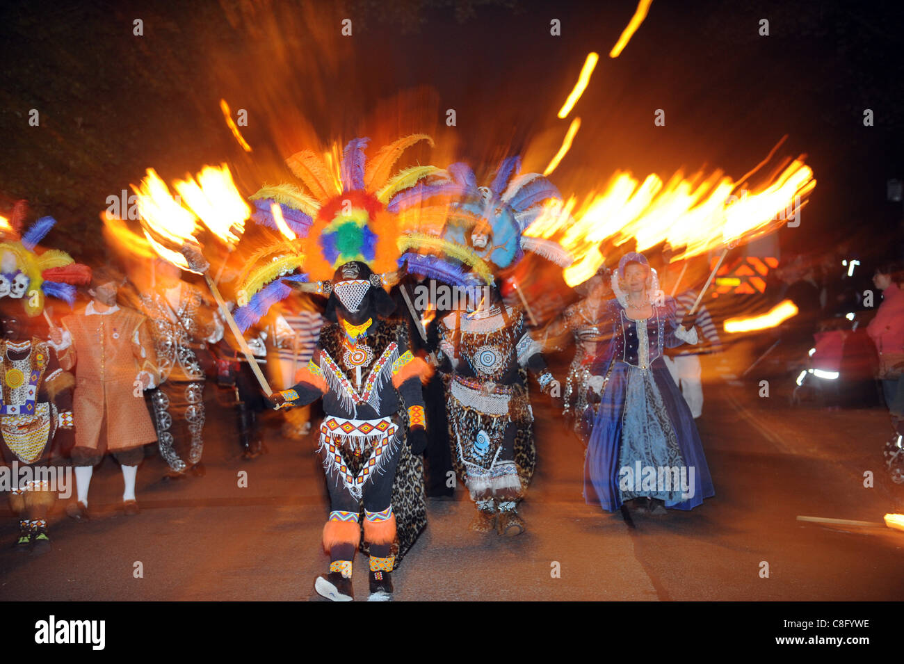 Die Nevill Juvenile Bonfire Gesellschaft Paraden in Lewes Eest Sussex heute Abend. Die Gesellschaft, die im Jahre 1967 gegründet wurde ist der traditionelle Beginn der Lewes Bonfire feiern ihren Höhepunkt in einer Reihe von Paraden am 5. November durch die Stadt Zentrum Foto von Simon Dack 22. Oktober 2011 Stockfoto