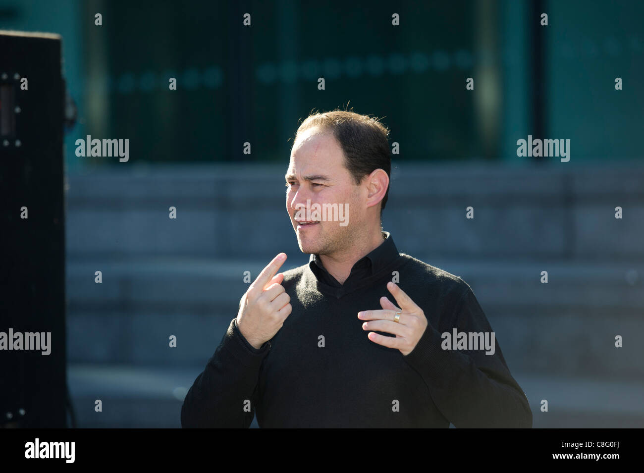 Männliche Unterzeichnung für Gehörlose und Schwerhörige bei der härtesten treffen Rallye in London protestieren gegen Kürzungen das DLA. Stockfoto