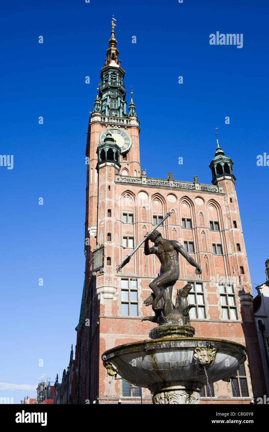 Neptunbrunnen (Polnisch: Fontanna Neptuna) und das Rathaus der Stadt, Danzig, Polen Stockfoto