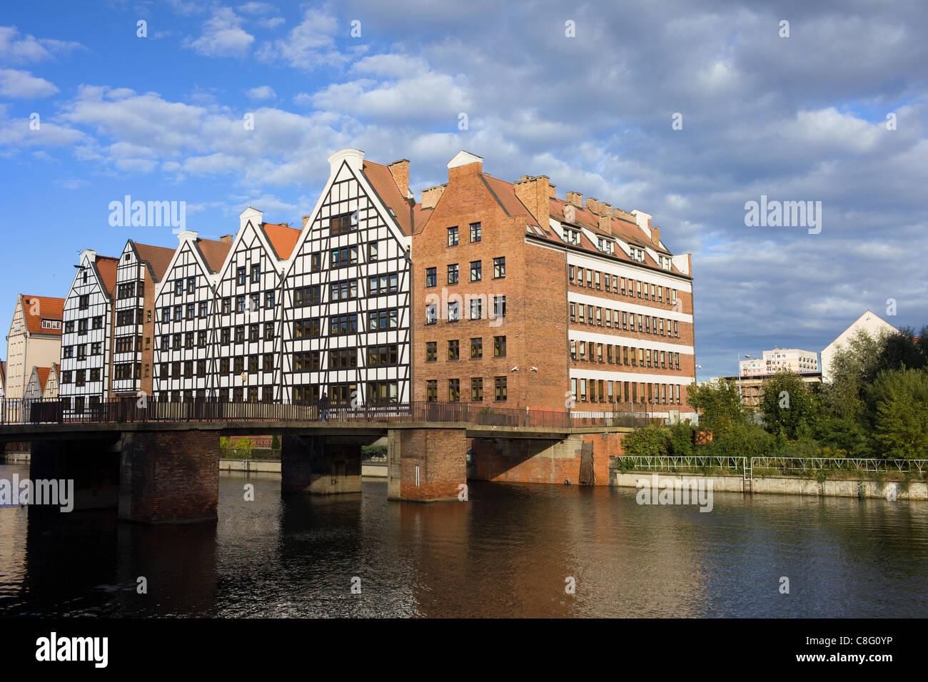 Getreidespeicher und Krowi Brücke (Kuh) auf der Speicherinsel (Polnisch: Wyspa Spichrzow) an der Mottlau in Danzig, Polen Stockfoto