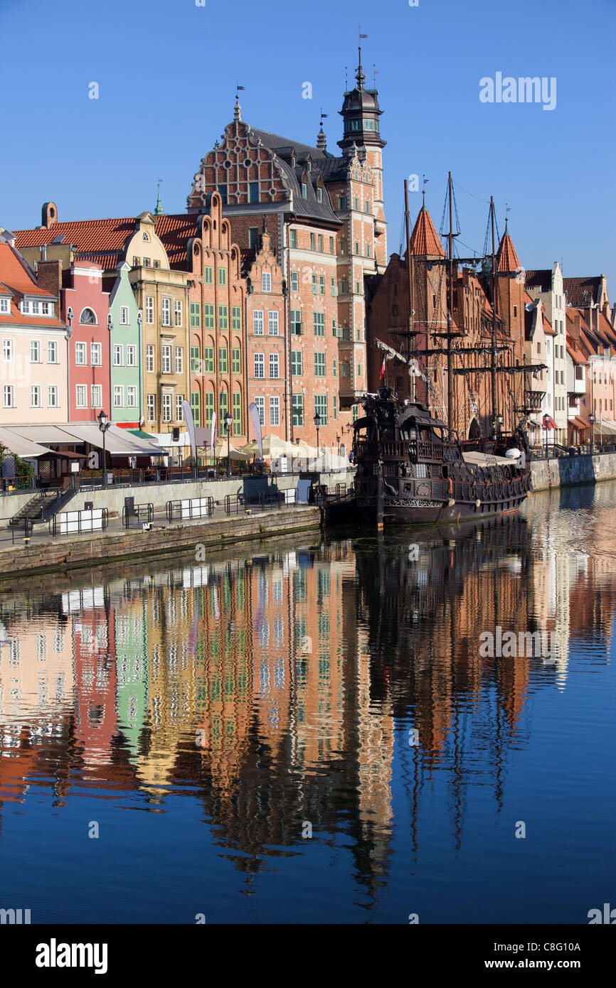 Alte Bürgerhäuser mit Reflexion in der Mottlau, Danzig, Polen Stockfoto