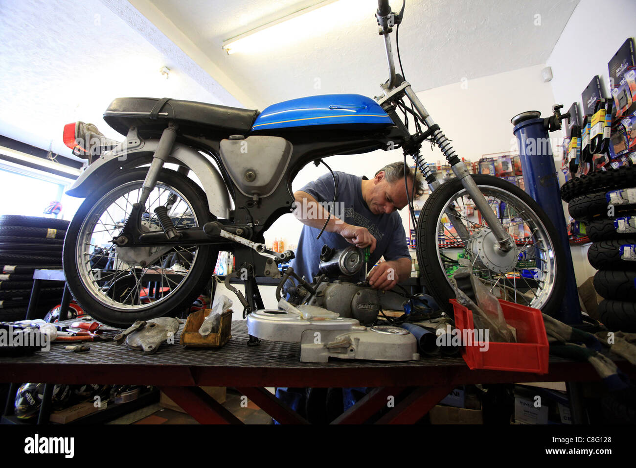Motorradmechaniker -Fotos und -Bildmaterial in hoher Auflösung – Alamy