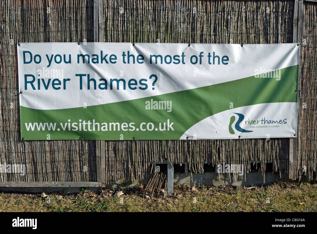 machen Sie das beste von der Themse? Tourismus-Banner bei Teddington Lock, Südwesten von London, england Stockfoto