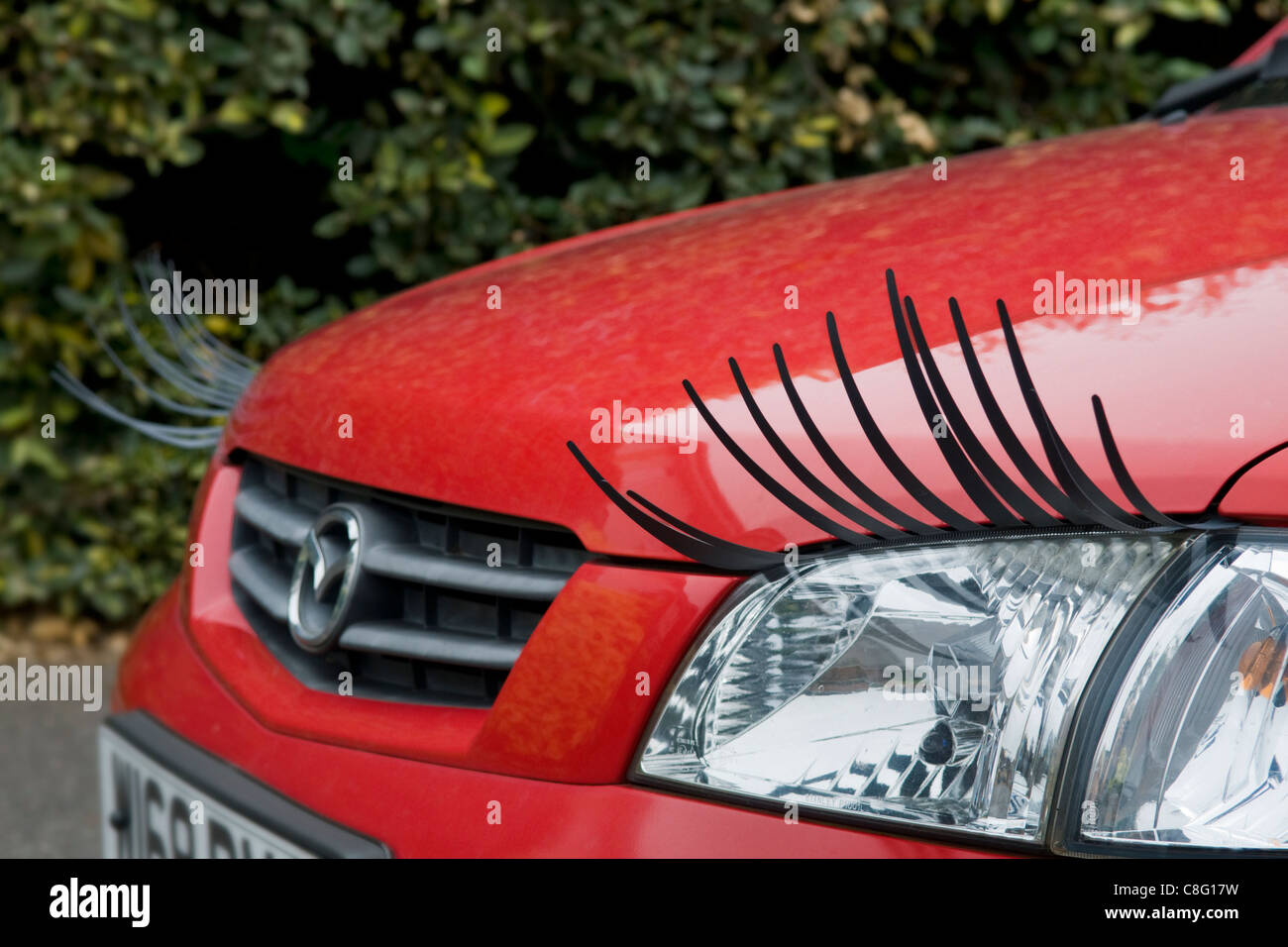 Rotes Auto mit den Wimpern stockfoto. Bild von auge, peitsche - 39112858