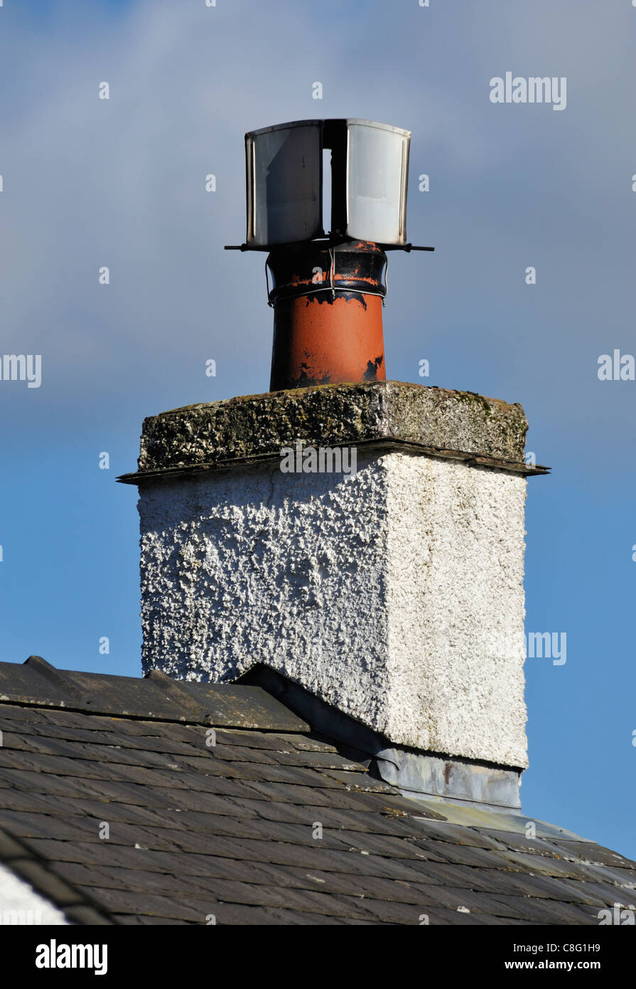 Schornstein mit Metall Verkleidung. Bahnhofstraße, Coniston, Nationalpark Lake District, Cumbria, England, Vereinigtes Königreich, Europa. Stockfoto