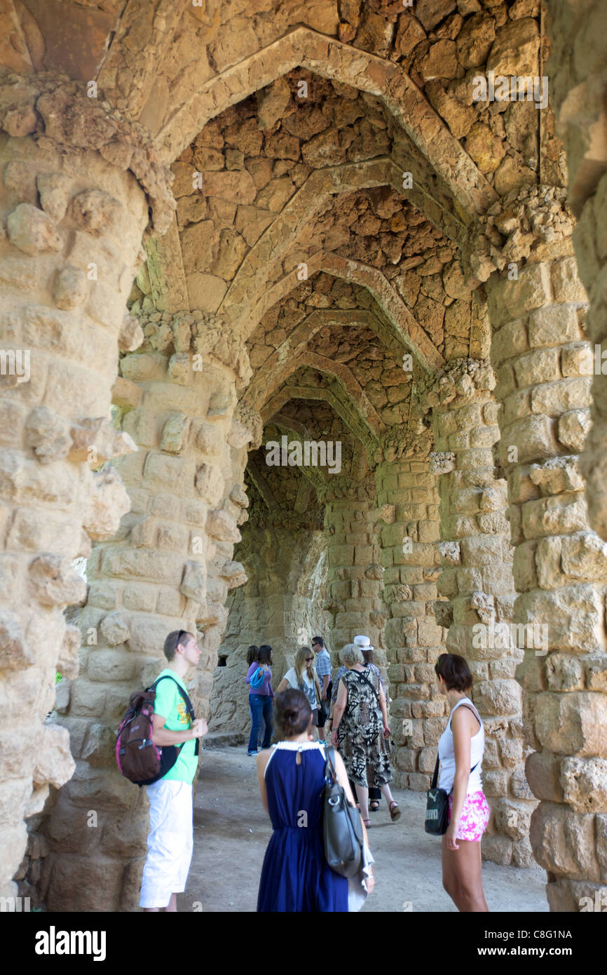 Menschen zu Fuß unter Bögen an Gaudis Park Güell, Barcelona, Spanien Stockfoto