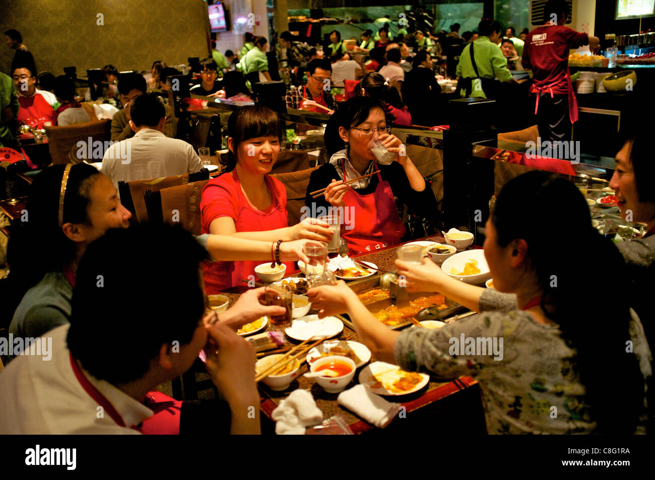Gäste im Hai Di Lao Hot Pot Restaurant in Peking, China. 21. Oktober 2011 Stockfoto