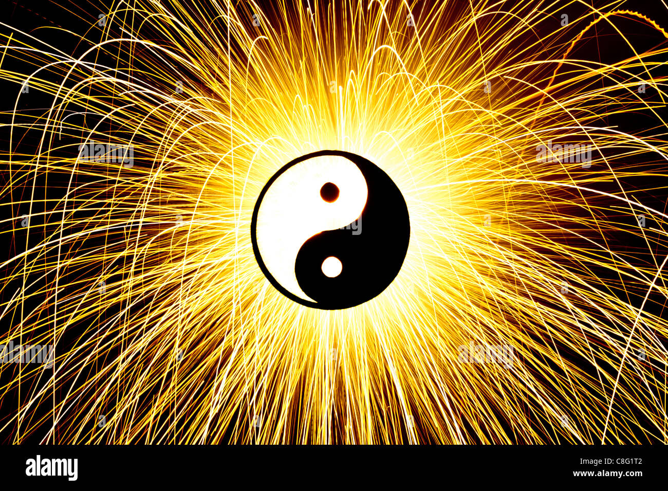 Yin Yang vor Feuerwerk Funken. Silhouette Stockfoto