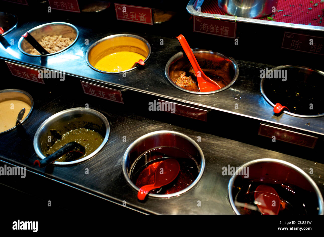 Verschiedenen Saucen Hai Di Lao Hot Pot Restaurant in Peking, China. 21. Oktober 2011 Stockfoto