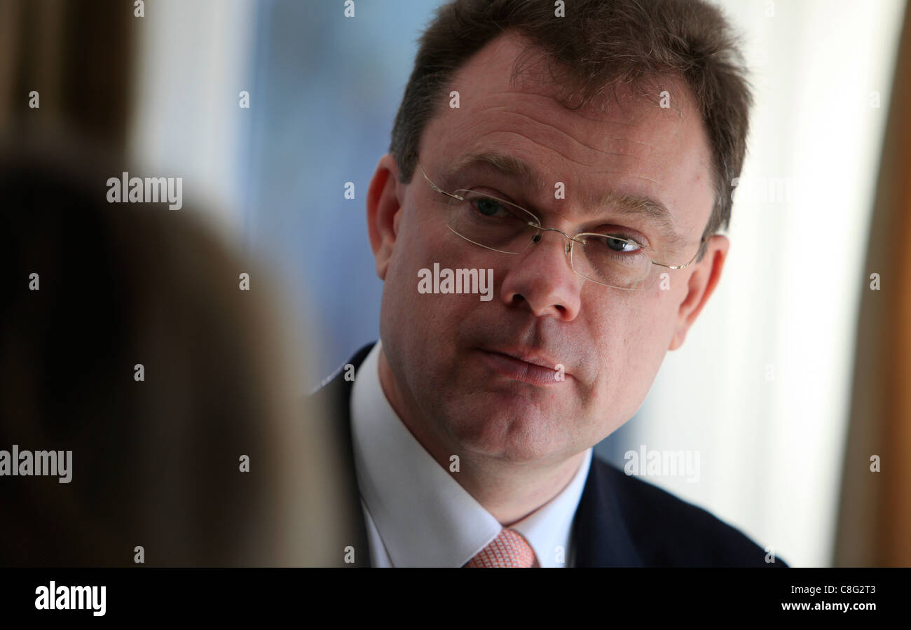 Geschäftsmann spricht während ein Business-Meeting mit Kunden Stockfoto