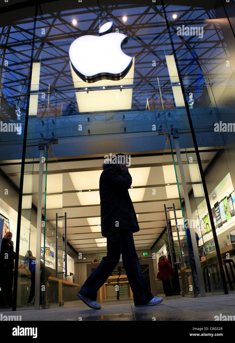 Apple Logo Computer Shopper Schaufenster stimmungsvolle Licht Stockfoto
