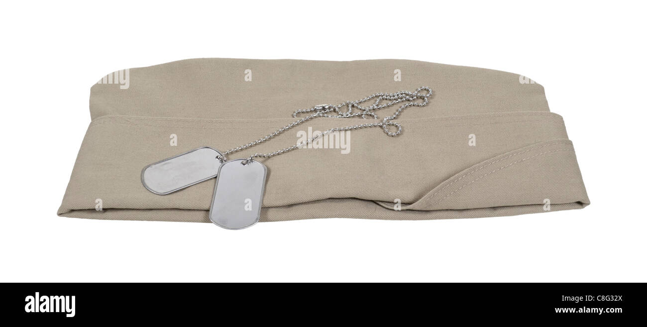 Militärische Hut und eine Reihe von Dog Tags mit Kette - Pfad enthalten Stockfoto