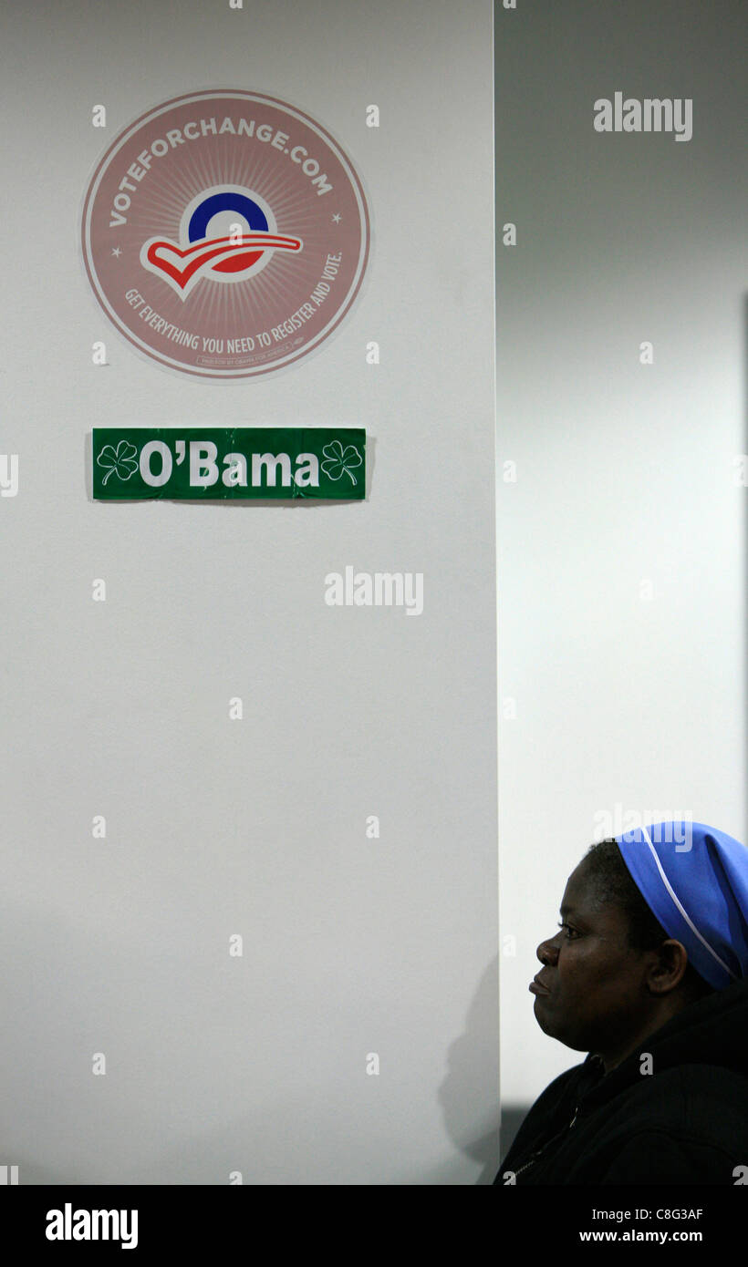 Annie Penda aus Kenia und ein Student an der Queens University versammeln sich am Student Centre, die Amtseinführung von Barack Obama zu sehen Stockfoto