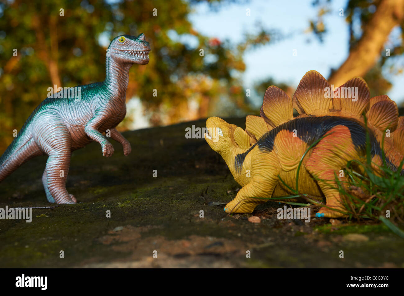 Spielzeug Dinosaurier Figur in einer echten Natur-Landschaft im Freien in der Nacht Stockfoto