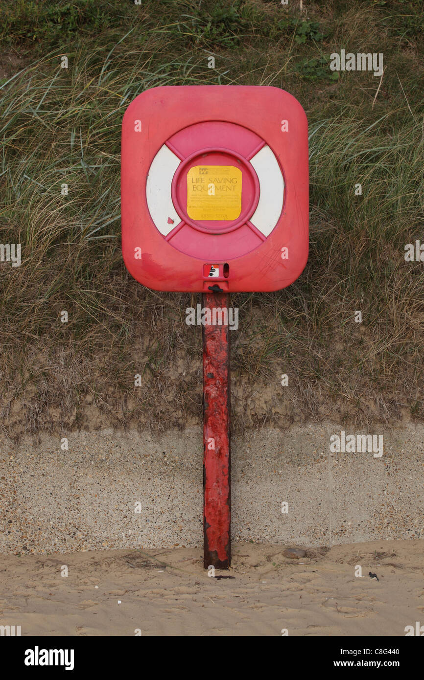 Lebensretter lebensrettende Ausrüstung, rot und weiß, Strand in Southwold, Suffolk, UK Stockfoto
