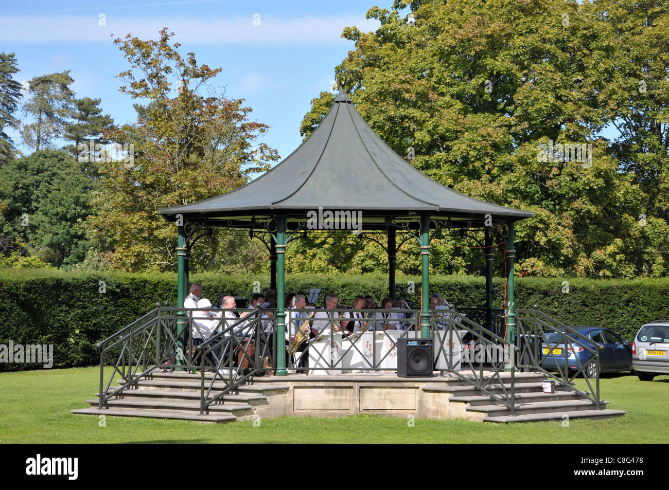 eine Band spielt auf ein Sommer-Nachmittag in Cirencester Band stehen in der Abtei Gründen Cotswold uk Stockfoto