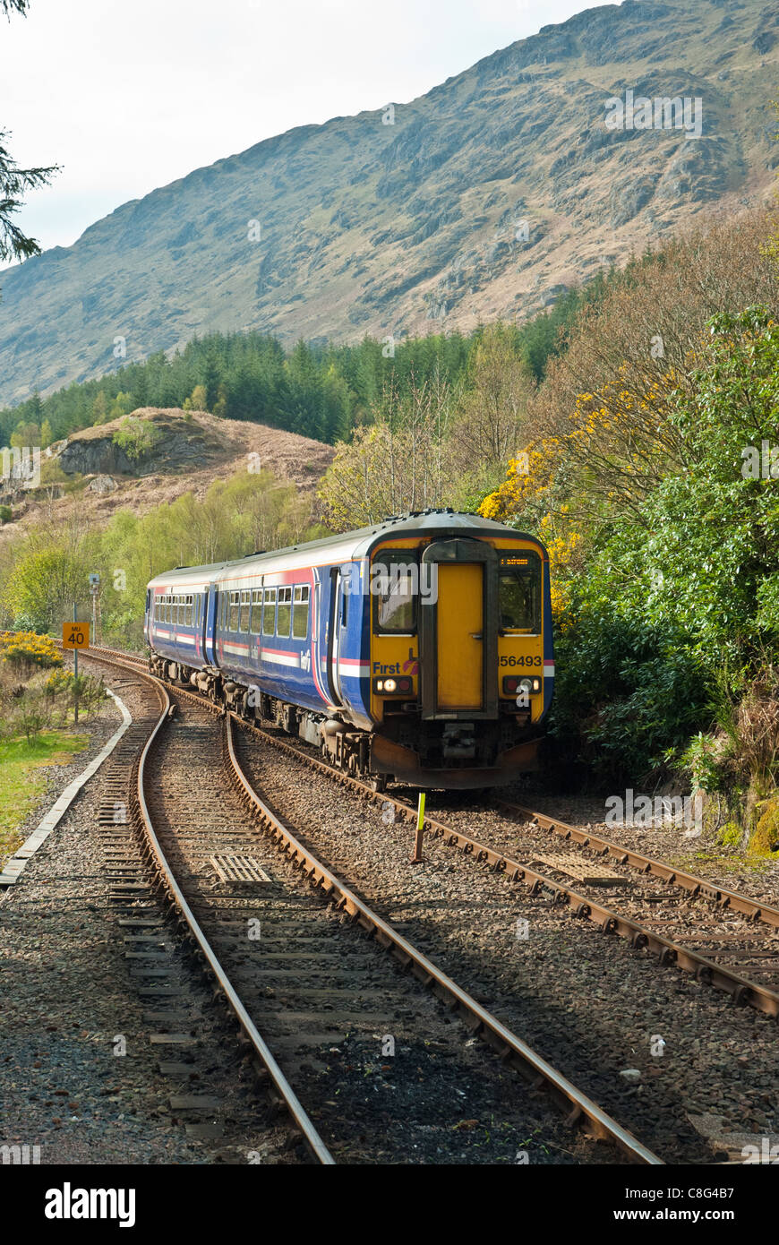 Ein blauer Zug Teil der West Highland Railway unter Hänge Eintritt in Glenfinnan Station. Schottland, Vereinigtes Königreich. Stockfoto