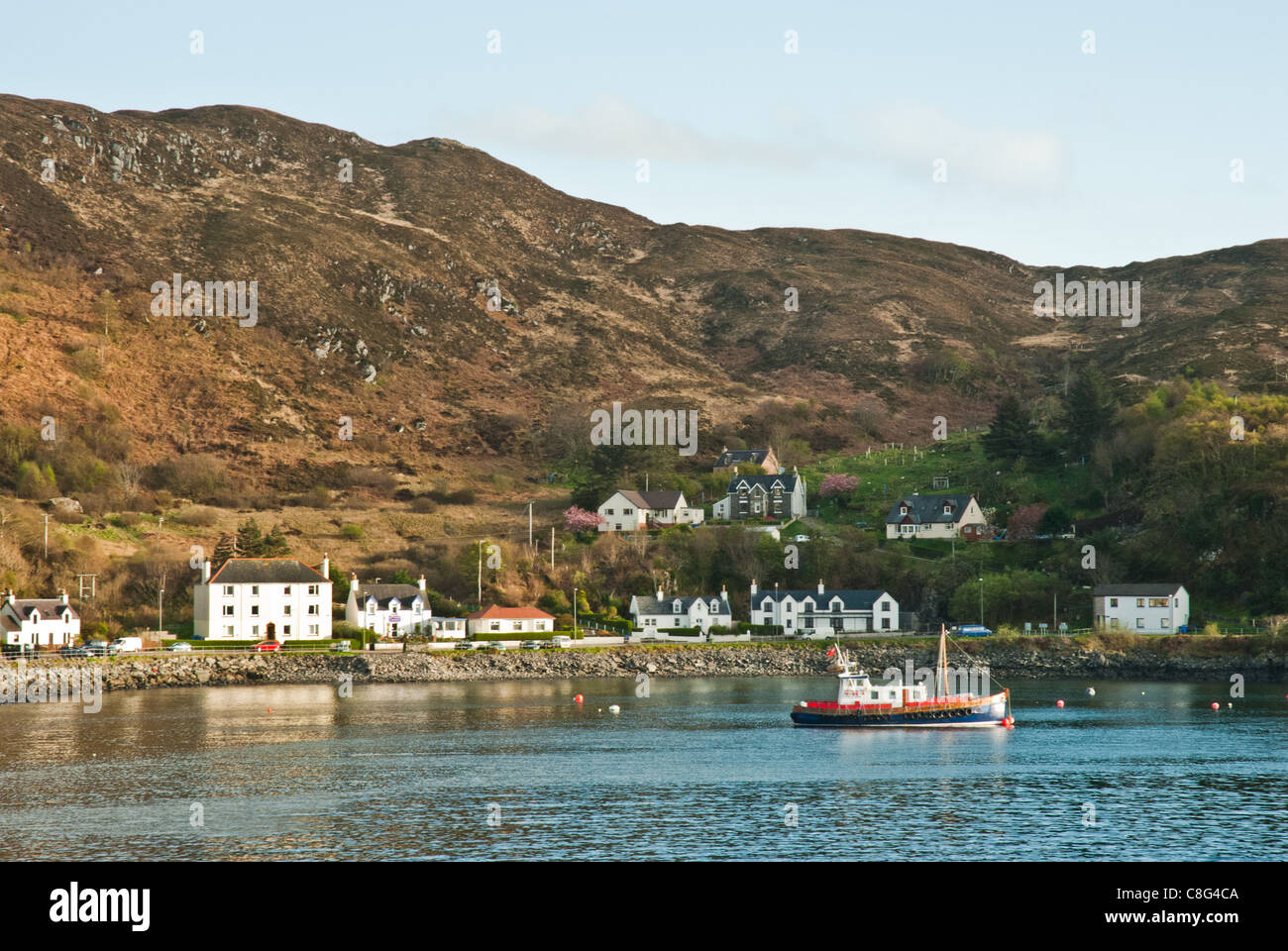Mallaig, Highlands, Schottland, Fischerdorf, Häuser und Hafen mit Hügeln hinten, genommen vom Meer entfernt. Stockfoto