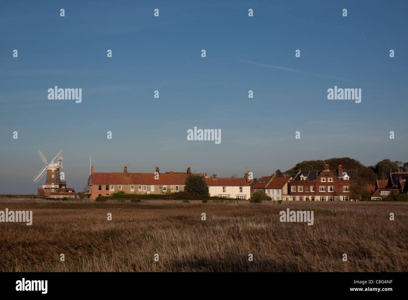 Die Windmühle und Haus von das Dorf von Cley-Next-the-Sea an der Küste von North Norfolk, England Stockfoto