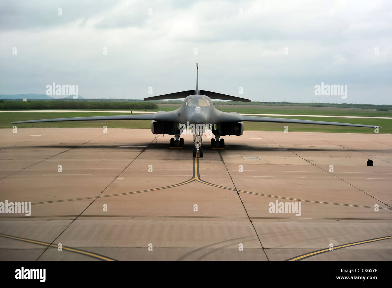 Ein B-1 b Lancer sitzt auf der Flightline auf Dyess Air Force Base in Texas. Stockfoto