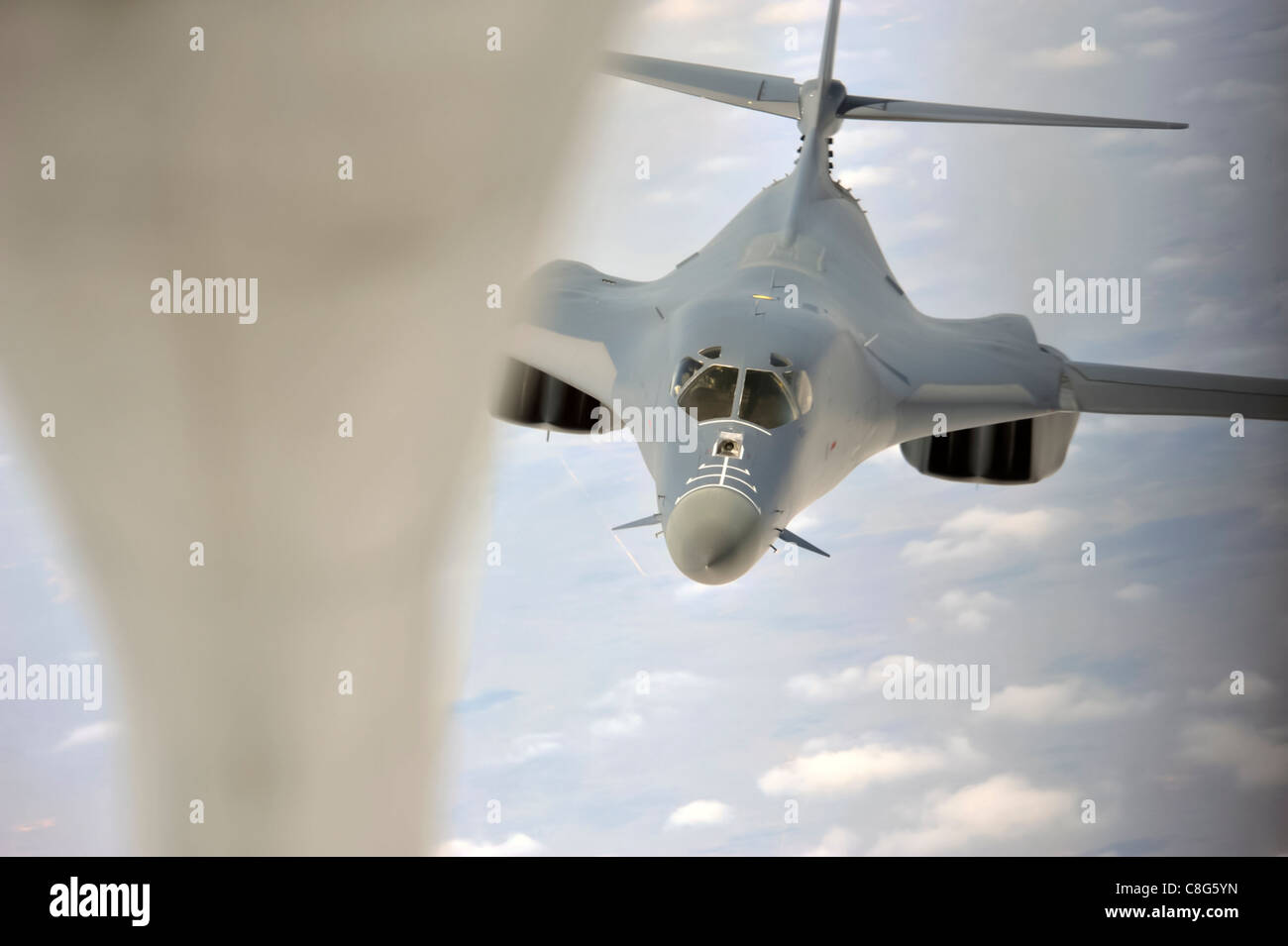 Ein B-1 b Lancer bereitet Kraftstoff von einer KC-135 Stratotanker erhalten Stockfoto