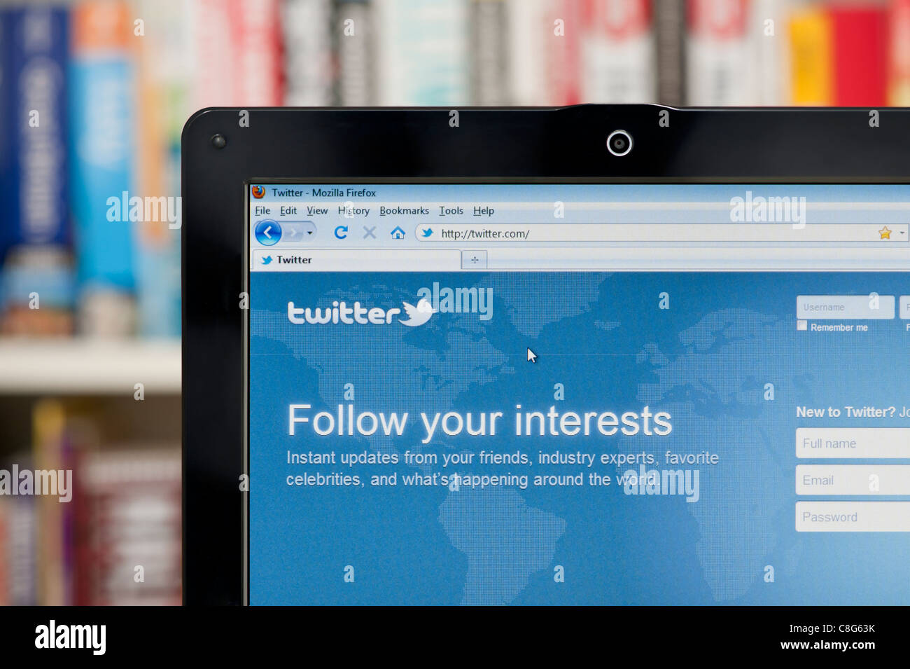 Die Twitter-Webseite erschossen vor einem Bücherregal-Hintergrund (nur zur redaktionellen Verwendung: print, TV, e-Book und redaktionelle Webseite). Stockfoto