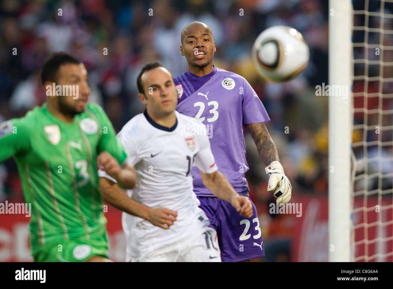 Torhüter Rais M'Bolhi von Algerien (23) Uhren ein Kreuz weit während eines Spiels der FIFA World Cup-Gruppe C gegen die USA zu gehen. Stockfoto