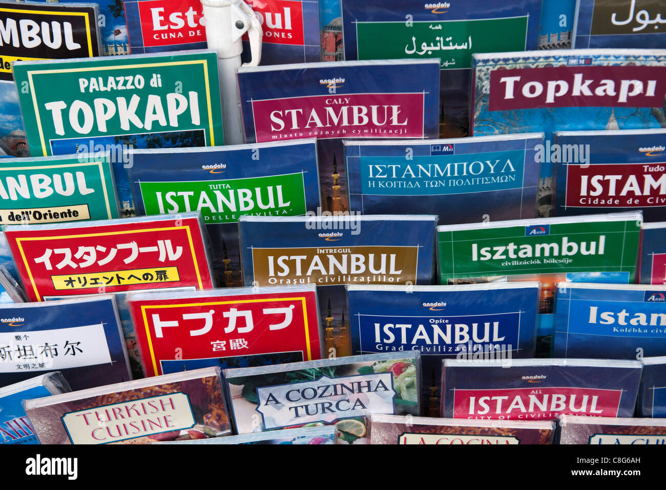 Reiseführer nach Istanbul in verschiedenen Sprachen in einem Ständer. Stockfoto