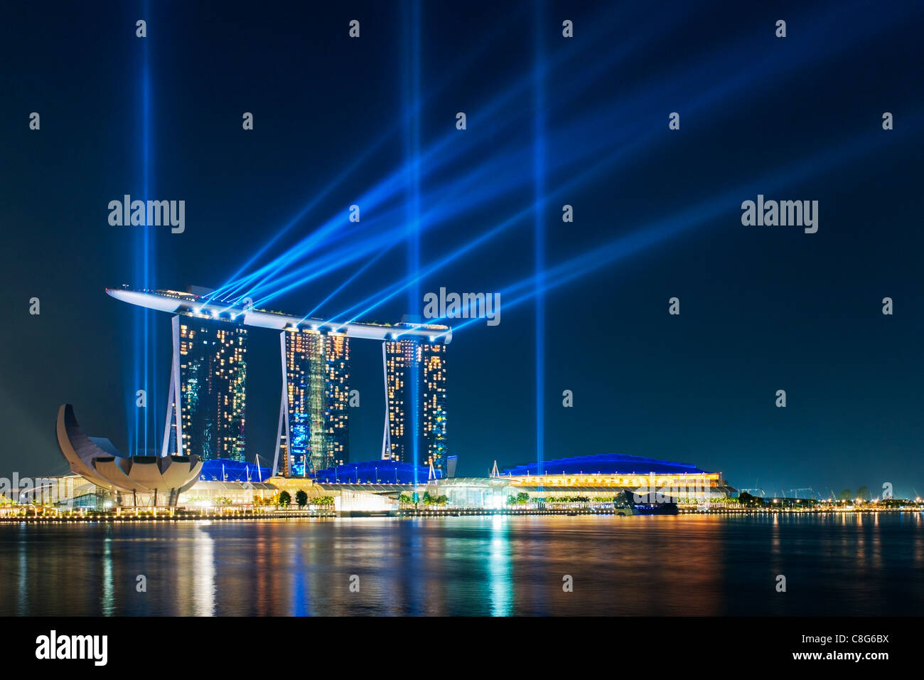 Nächtlichen Licht und Wasser zeigen, "Voller Wunder", mit dem Laser an der Marina Bay Sands Hotel, Singapur Stockfoto