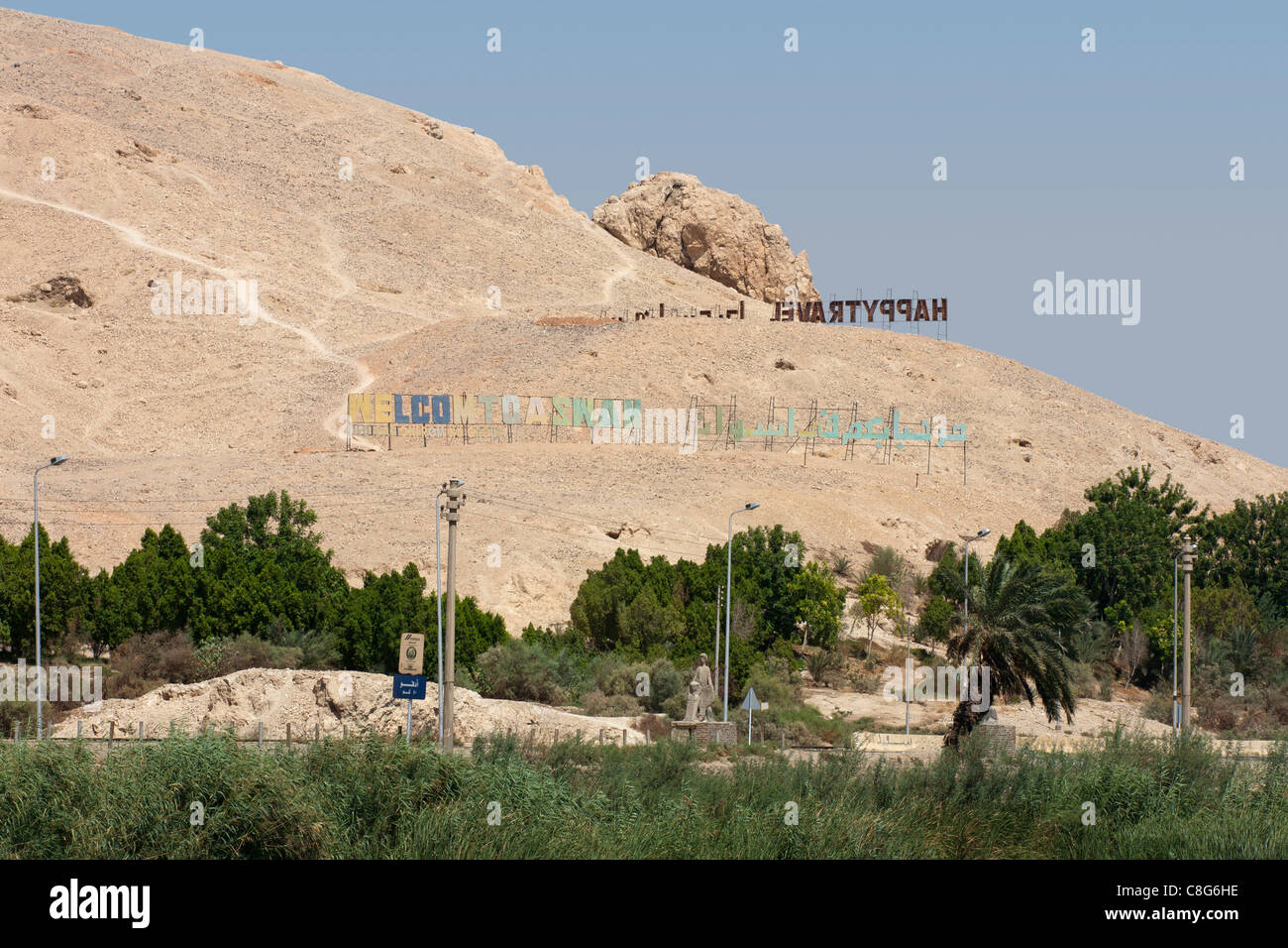 Willkommen Sie Schild "Hollywood" Stil mit Palmen vorne auf den Bergen am Sharona an Grenze zu Protektorat der Assuan-Luxor, Ägypten Stockfoto