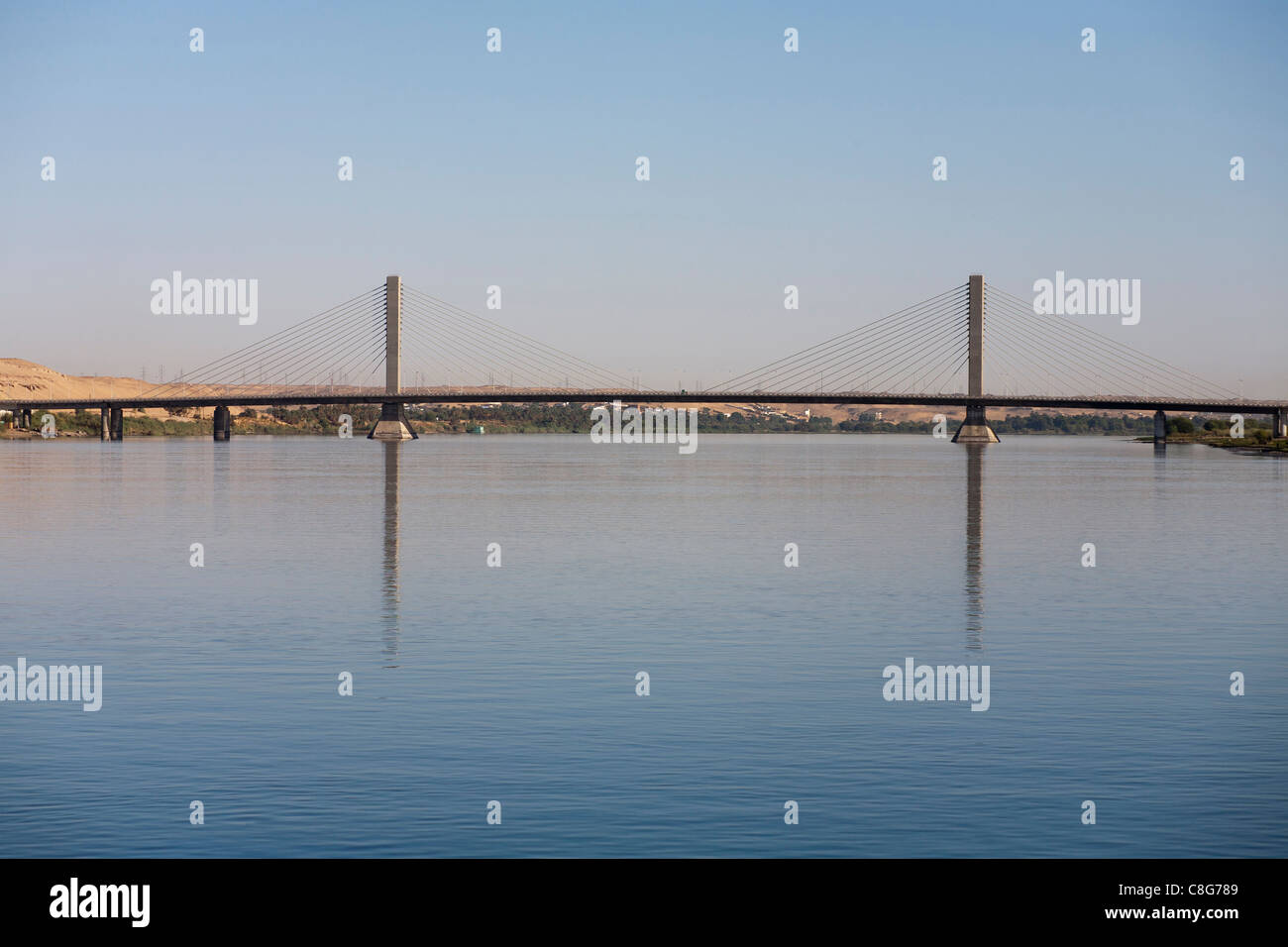 Totale der Assuan-Hängebrücke, ähnlich einem flachen Boot mit zwei Segeln über den Fluss Nil, Ägypten Stockfoto