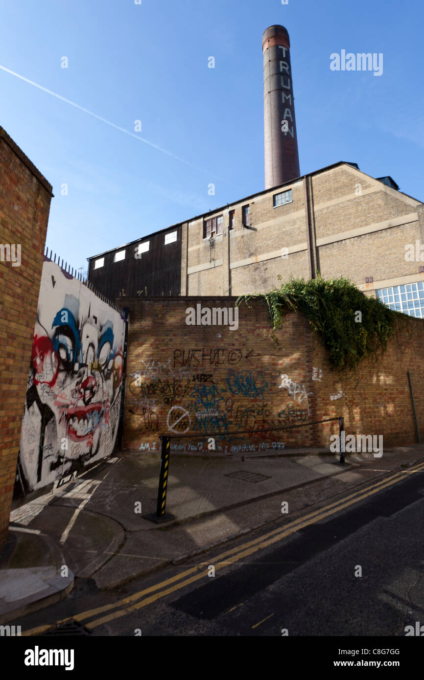 Die Old Truman Brewery von Buxton Straße in der Nähe von Brick Lane & Street Art von Lister, Tower Hamlets, London, England, UK. Stockfoto