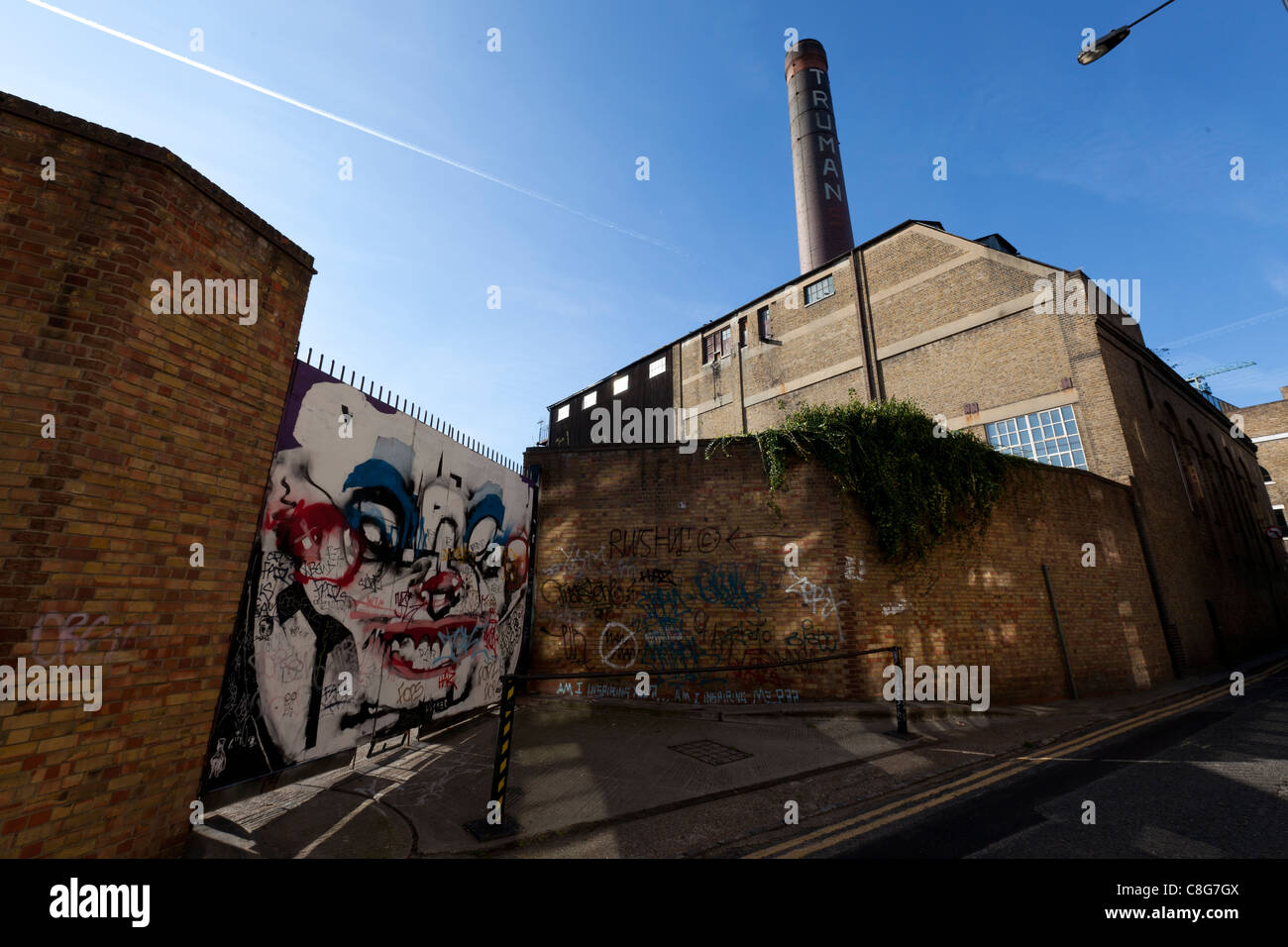 Die Old Truman Brewery von Buxton Straße in der Nähe von Brick Lane & Street Art von Lister, Tower Hamlets, London, England, UK. Stockfoto