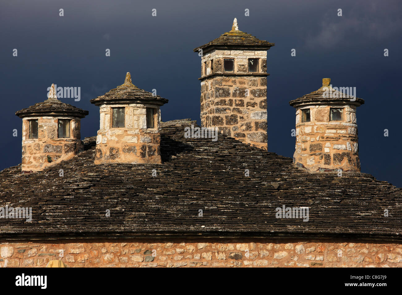 Die Schornsteine der alten Garküche am Ic Kale ("innere Burg"), die Zitadelle von Ioannina, einmal Palast von Ali Pascha. Epirus, Griechenland. Stockfoto