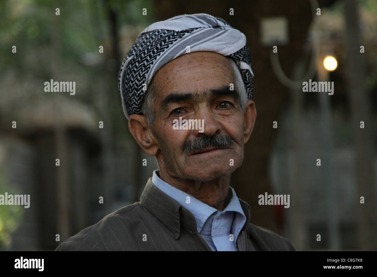 Ein älterer kurdischer Mann tragen die traditionelle Turban Kopfbedeckung im Norden des Irak Kurdistan region Stockfoto