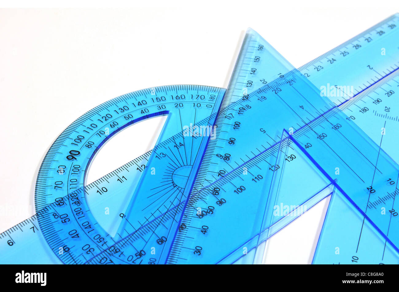 Architektur-Tools - Set Lineal, Dreieck und Winkelmesser auf weißem Hintergrund Stockfoto
