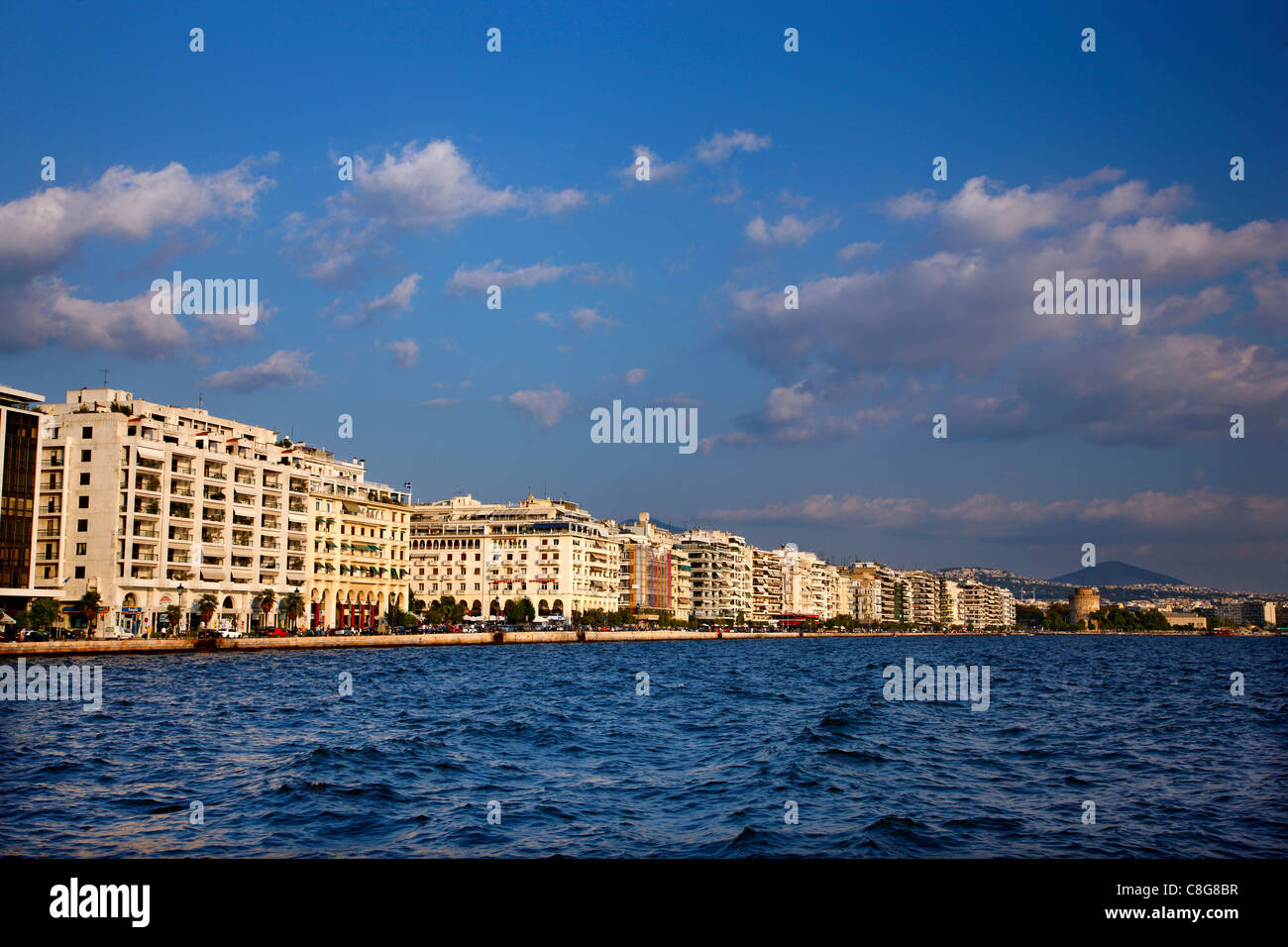 Die "Alte Promenade" (Nikis Avenue) Küstenstraße von Thessaloniki, Makedonien, Griechenland. Im Hintergrund, der weiße Turm. Stockfoto