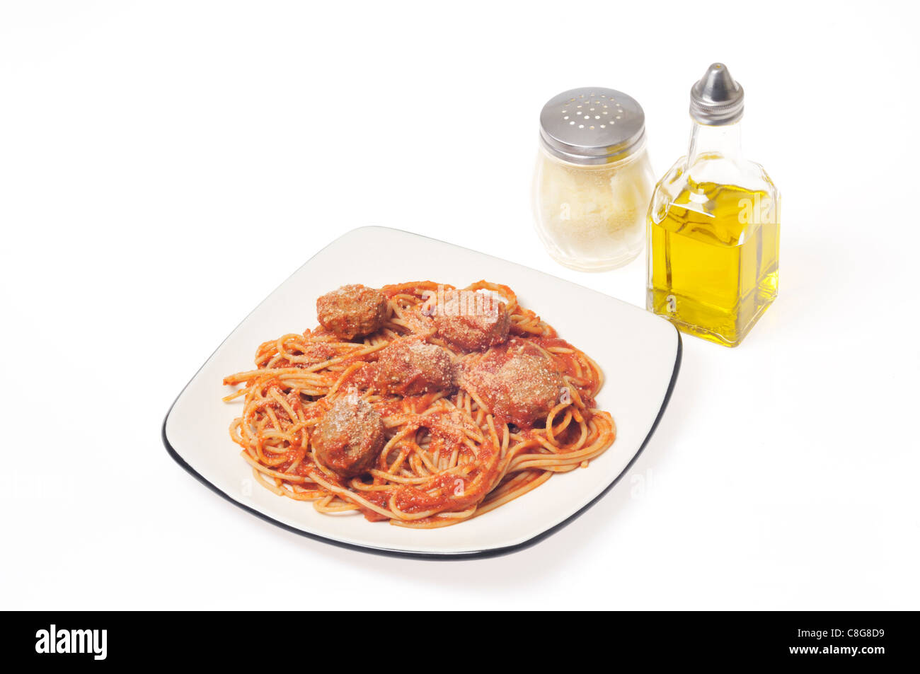 Vollkorn Spaghetti gekocht und Frikadellen mit Parmesan auf weiße Platte auf weißem Hintergrund, Ausschnitt. Stockfoto