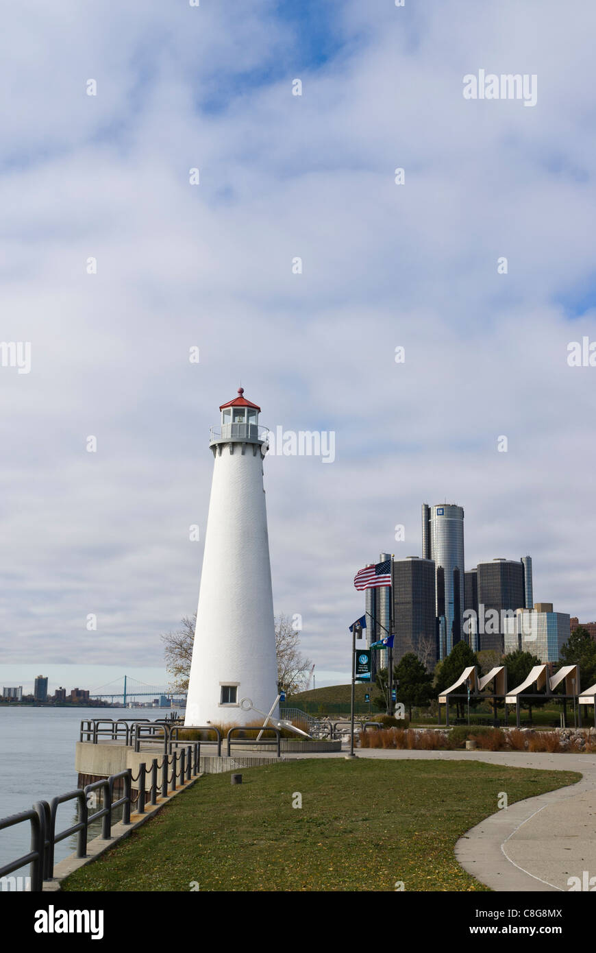 Detroit Riverwalk, Milliken State Park Lighthouse und General Motors Renaissance Center. Detroit, Michigan, USA. Stockfoto