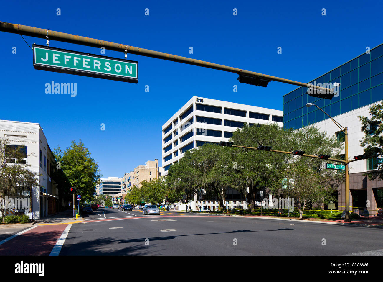 Monroe Street an der Kreuzung mit Jefferson in der Innenstadt von Tallahassee, Florida, USA Stockfoto