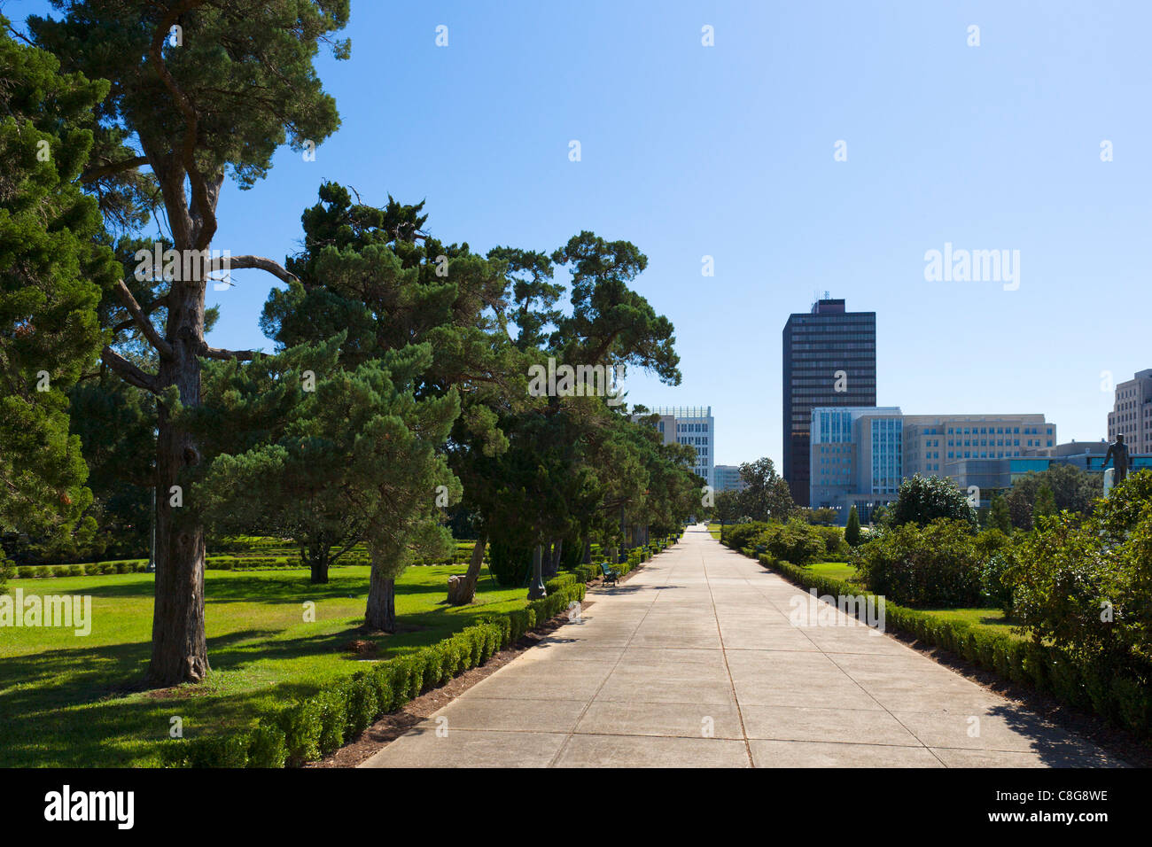 Blick Richtung Innenstadt aus dem Park rund um das State Capitol, Baton Rouge, Louisiana, USA Stockfoto