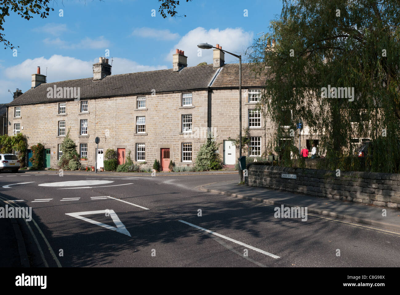 Reihe von typischen Steinhäusern Peak District und Geschäften in Derbyshire Dorf von Baslow Stockfoto