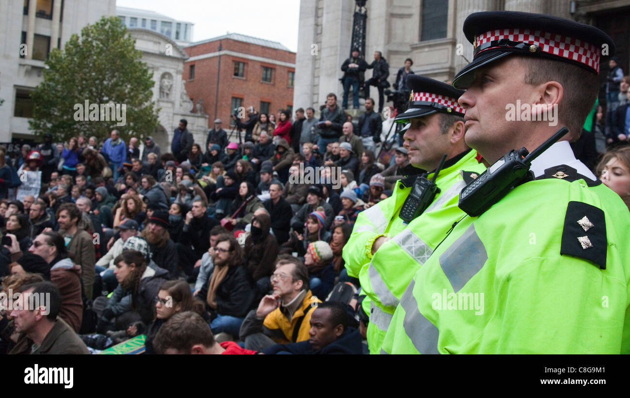 "Der Londoner Börse zu besetzen" Protest vor dem St. Pauls Cathedral. Der Londoner Polizisten sehen eine Protest-Montage. Stockfoto