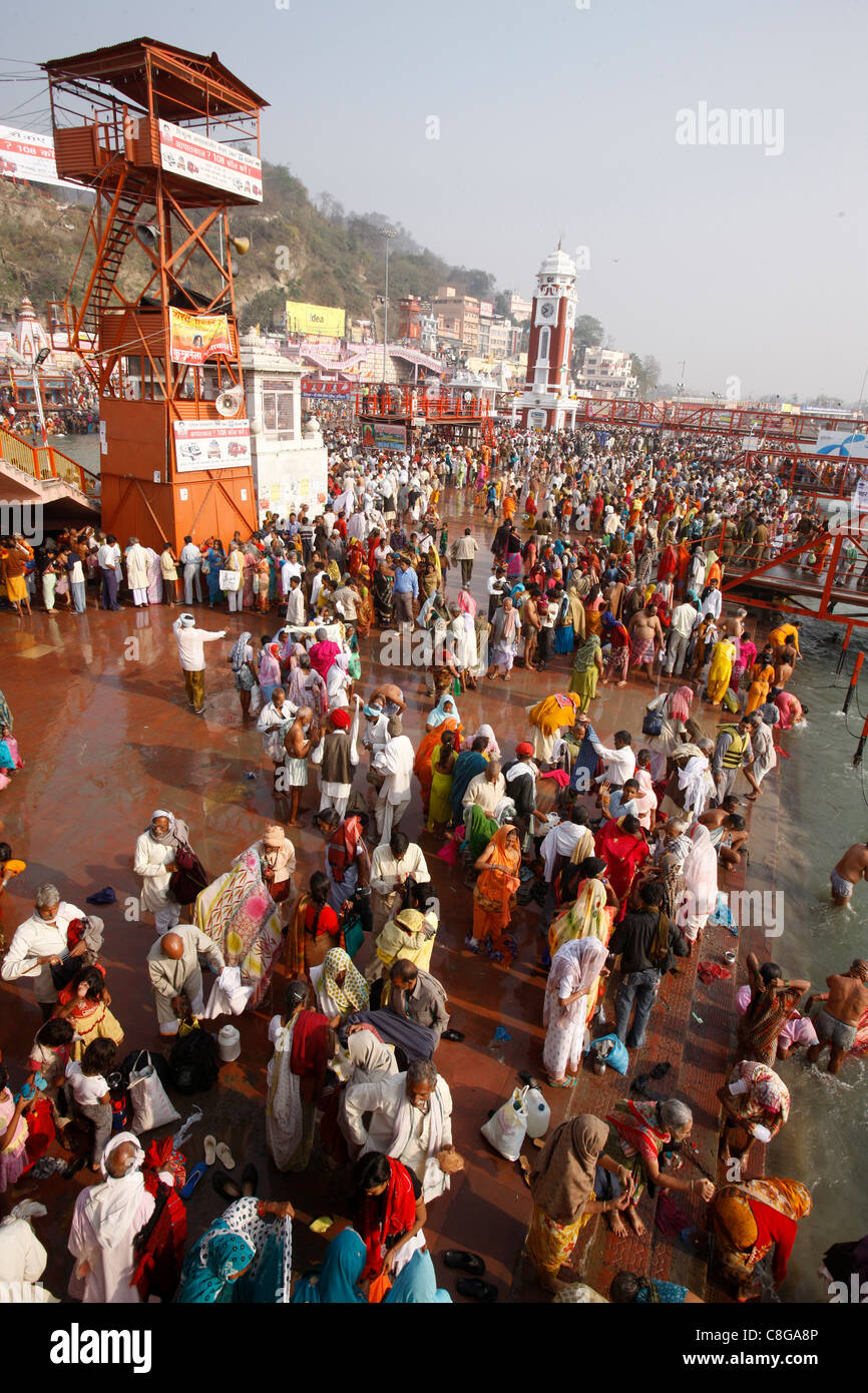 Anhänger in den Fluss Ganges bei Navsamvatsar, ein hinduistischer Feiertag, Maha Kumbh Mela Festival, Haridwar, Uttarakhand, Indien Stockfoto