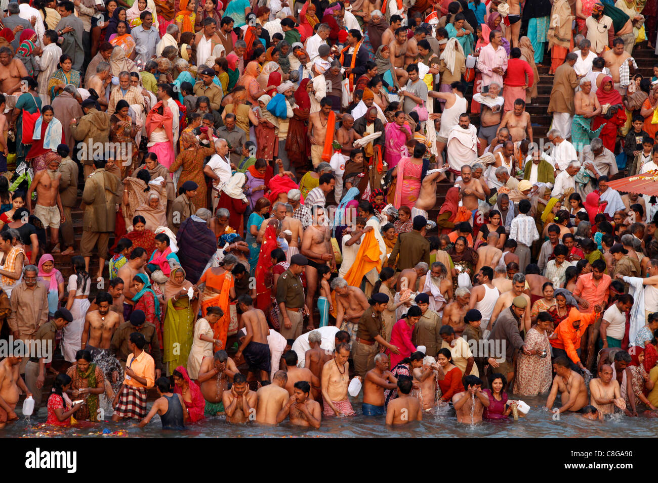 Anhänger in den Fluss Ganges bei Navsamvatsar, ein hinduistischer Feiertag, Maha Kumbh Mela Festival, Haridwar, Uttarakhand, Indien Stockfoto