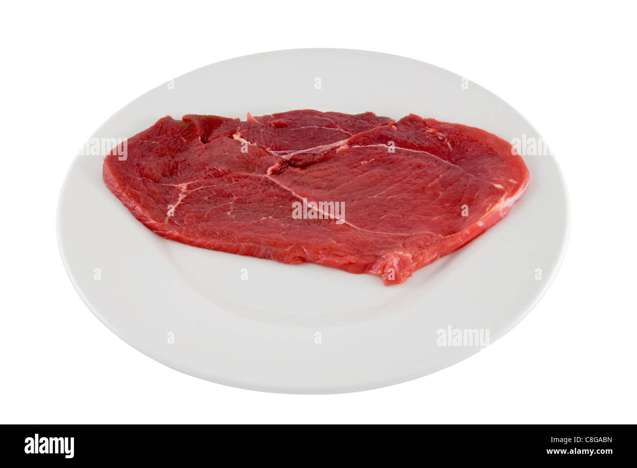 Rohes Rindfleisch Schnitzel auf weißen Teller. Bild ist isoliert auf weißem Hintergrund. Stockfoto